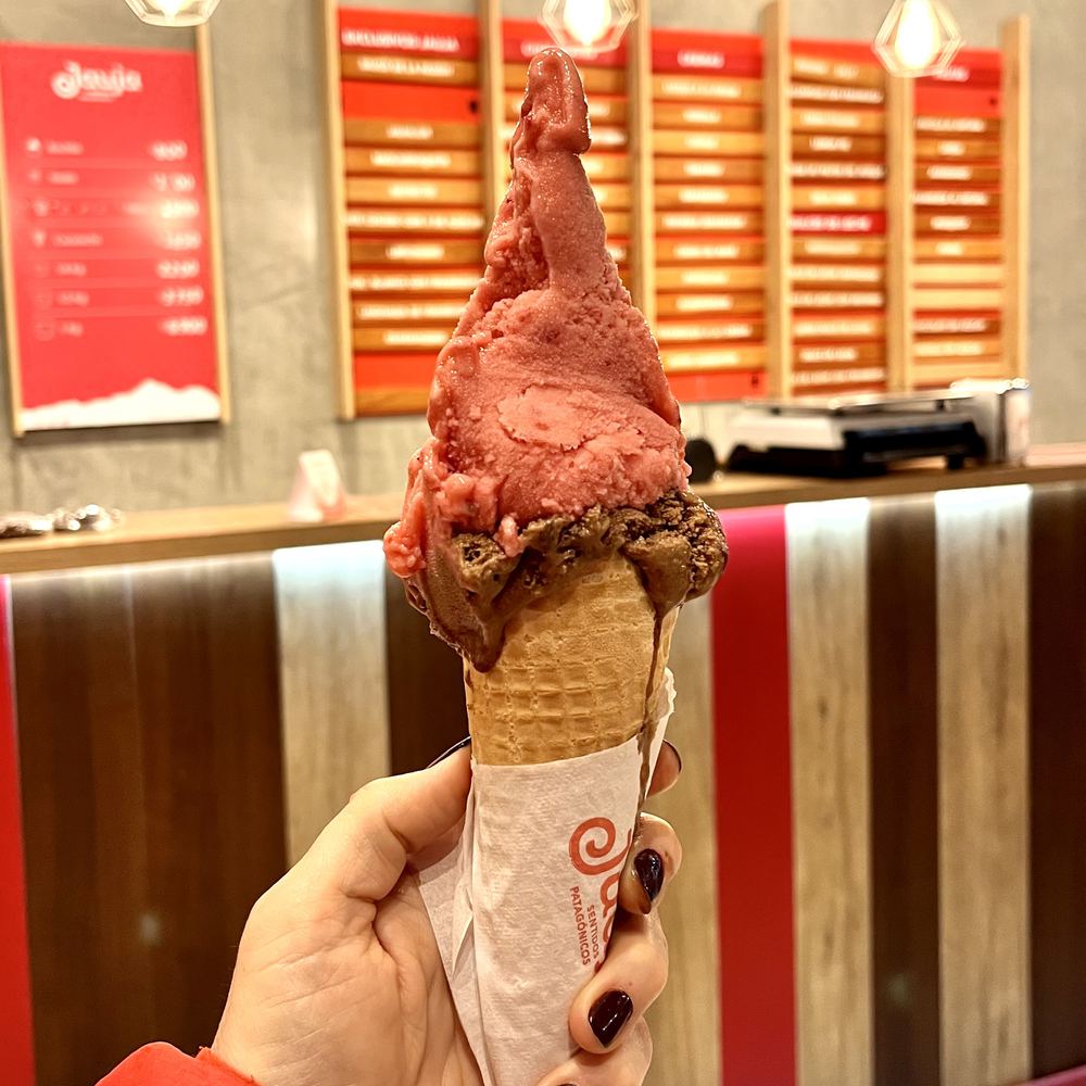 Cucurucho de frutos rojos en el local